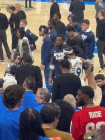 电子png游戏家属都坐不住了😂兰德尔末节挥手制止家人离开 告诉他们留下来