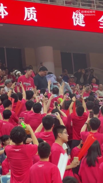 png电子为母校加油！姚明和莫布里&朱俊龙现场观战上交VS太理的8强战