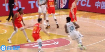 png电子平台没收住！杨瀚森拼抢击中胡金秋头部被吹犯规 后者2罚1中