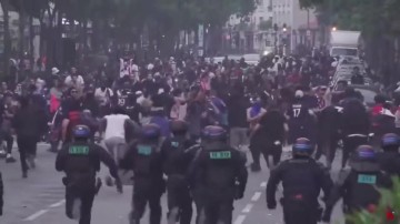 png电子官网香榭丽舍大街夺冠庆祝无望?巴黎球迷已经与警方发生冲突