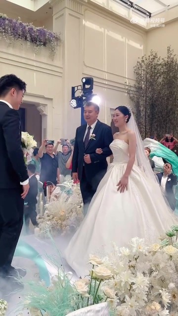 png电子官网国乒总教练李隼女儿大婚 王楠张怡宁李晓霞到场 孙颖莎等视频祝福