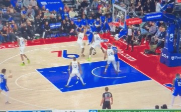 png电子平台超级视野！字母哥右侧底角被包夹 精准助攻左侧的普林斯三分命中