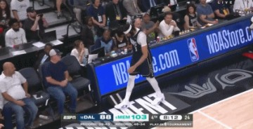 电子png游戏浓眉瞄半天投篮结果受伤了😑哈里森表情：