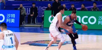 png电子网站这球很硬呀！周琦篮下强扛顶住马里奇 长臂罩住帽下他的上篮！