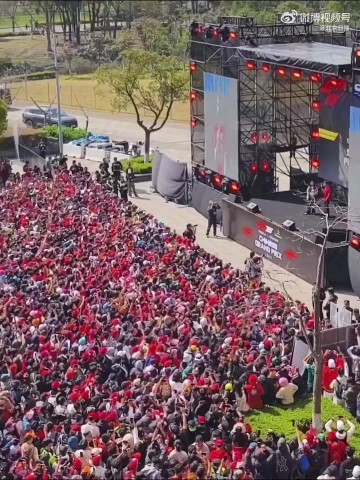 png电子网站这就是主场！周冠宇举行车迷见面会，现场人山人海