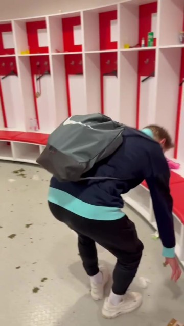 png电子官网谦逊好队长！厄德高单场助攻戴帽，赛后还留在更衣室帮忙收拾垃圾