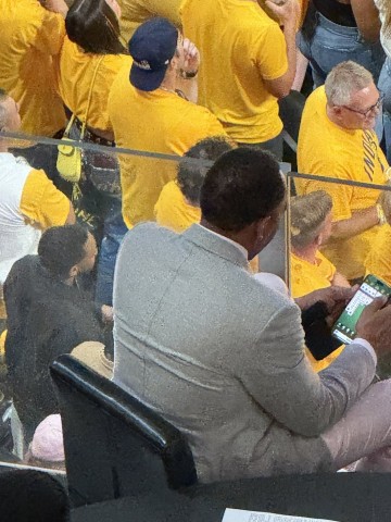 png电子场边玩纸牌游戏！A-史密斯：想不到吧我能一心多用 总决赛将抢七