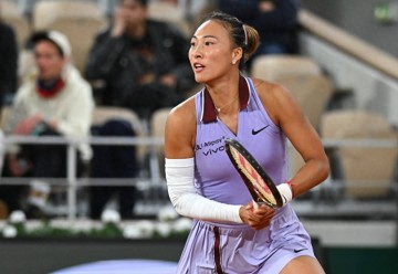 法网最新战报，郑钦文2-0阿郎戈，中国金花赢得破发大战