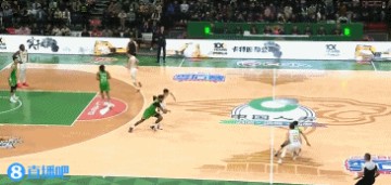 png电子平台攻防建功！王岚嵚前场抢断 随后晃动闪开防守轻松上篮打中