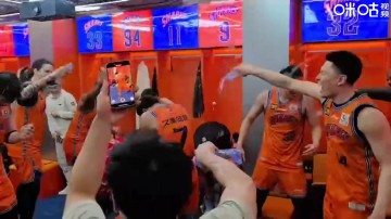 电子png游戏比夺冠还开心🥳上海全队在更衣室激情庆祝！往哈维头上疯狂浇水