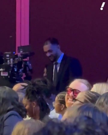 png电子平台😘“美国晴子”海莉被选中 下台时和男友萨格斯爱的亲亲~