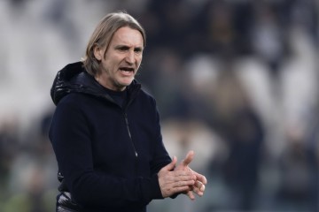 png电子本赛季带队保级成功，官方：卡利亚里主帅尼科拉离任