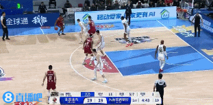 png电子💥势大力沉！曾凡博溜底线切入双手空接暴扣