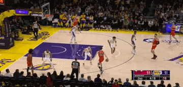 png电子平台迷踪步再现？布泽利斯炸球突破 晃开里夫斯轻松挑篮&得分上双！